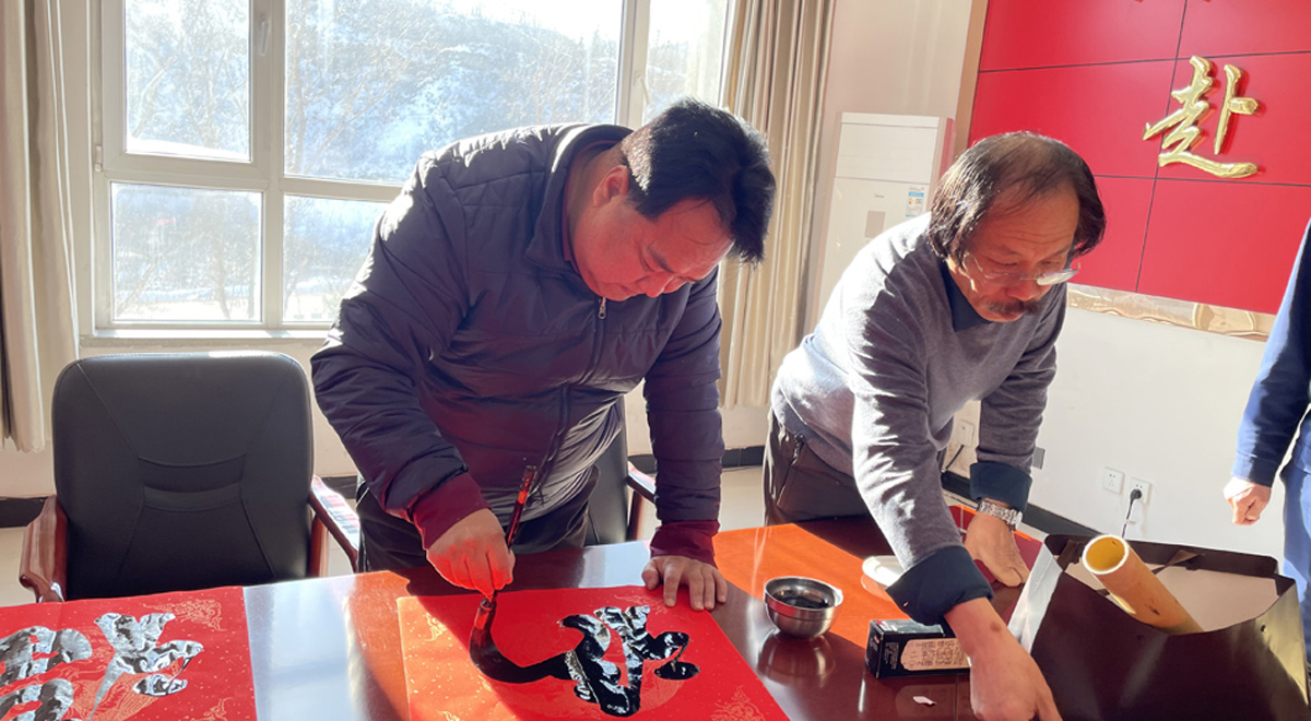 書法春聯(lián)進(jìn)消防 翰墨飄香迎新春